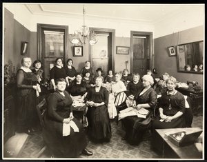 Een naaikring voor vrouwen op 157 East 94th Street, Upper East Side, New York, 1920